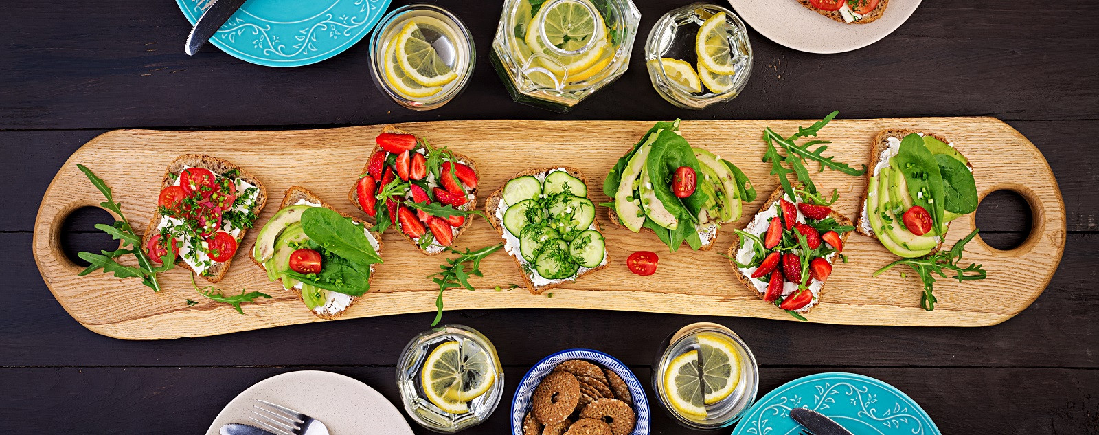 01_Flat lay of healthy vegetarian dinner table setting._dreamstime_xxl_149727200-CROP_1600px